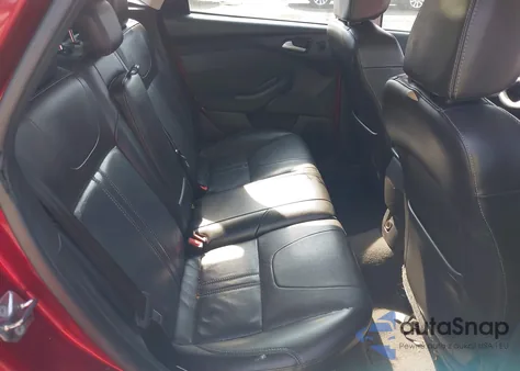 2014 Ford Focus Titanium z USA, uszkodzony, nr VIN 1FADP3N26EL458386